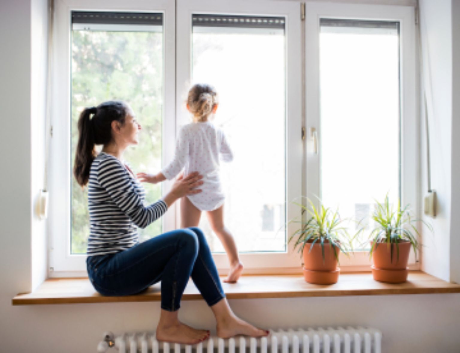 Blog Teaser - Frau mit Kind am Fenster