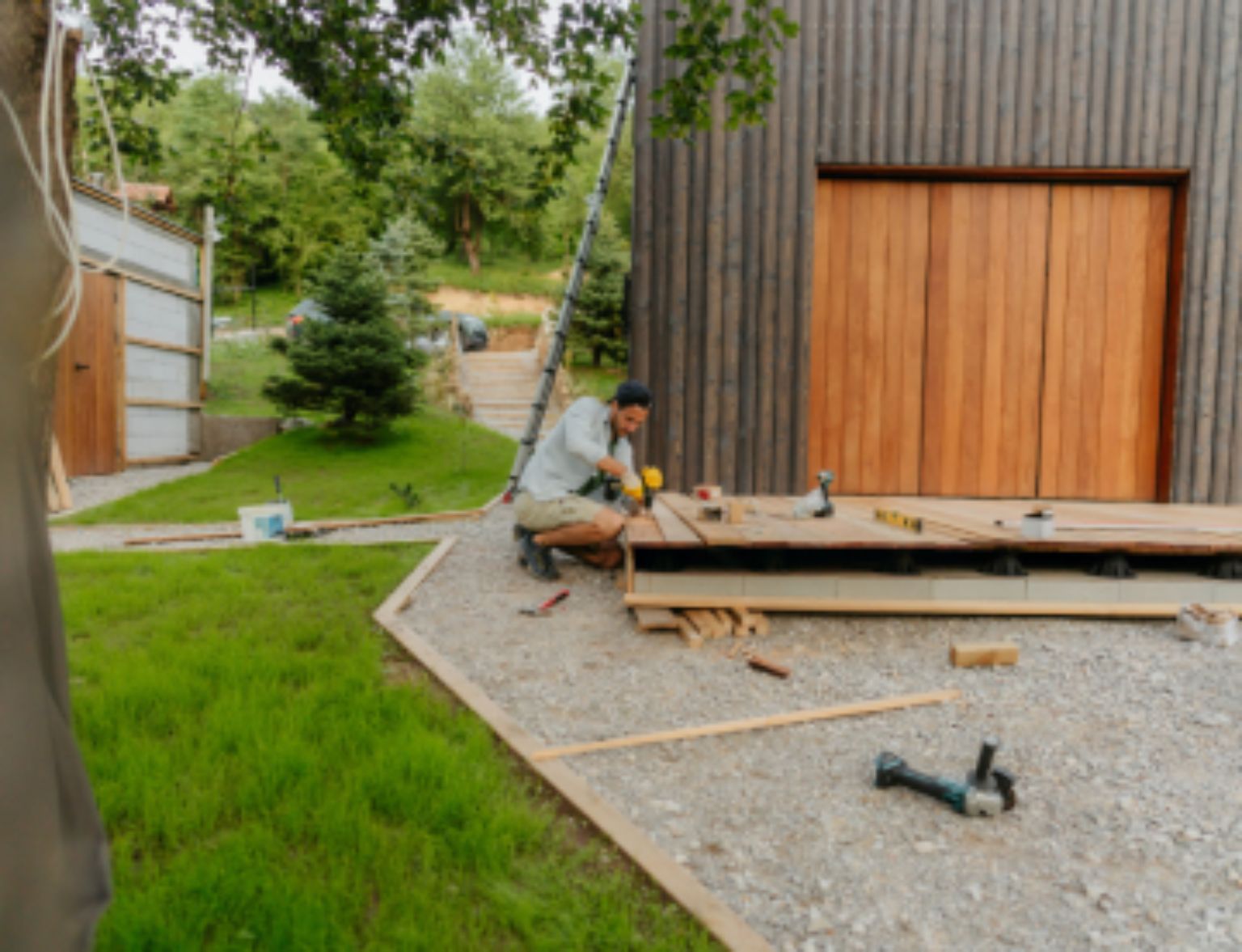 Blog Teaser - Mann baut Immobilie mit Holz