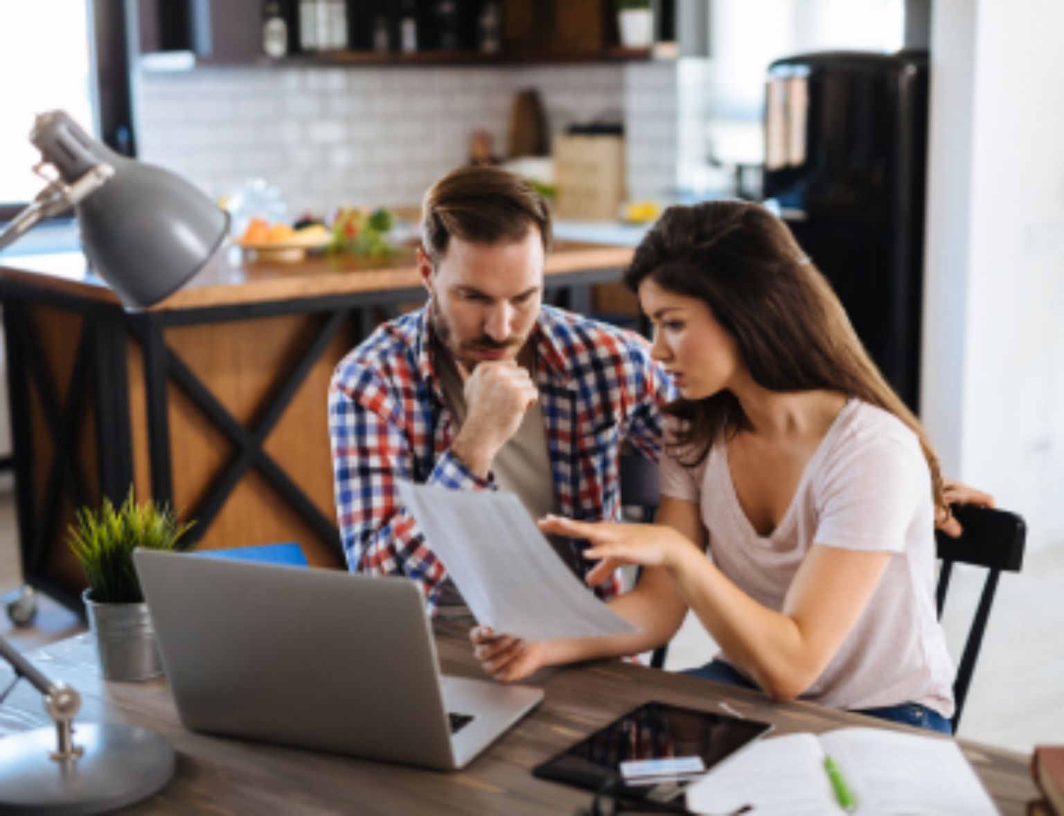 Blog Teaser - Frau und Mann in einer Diskussion