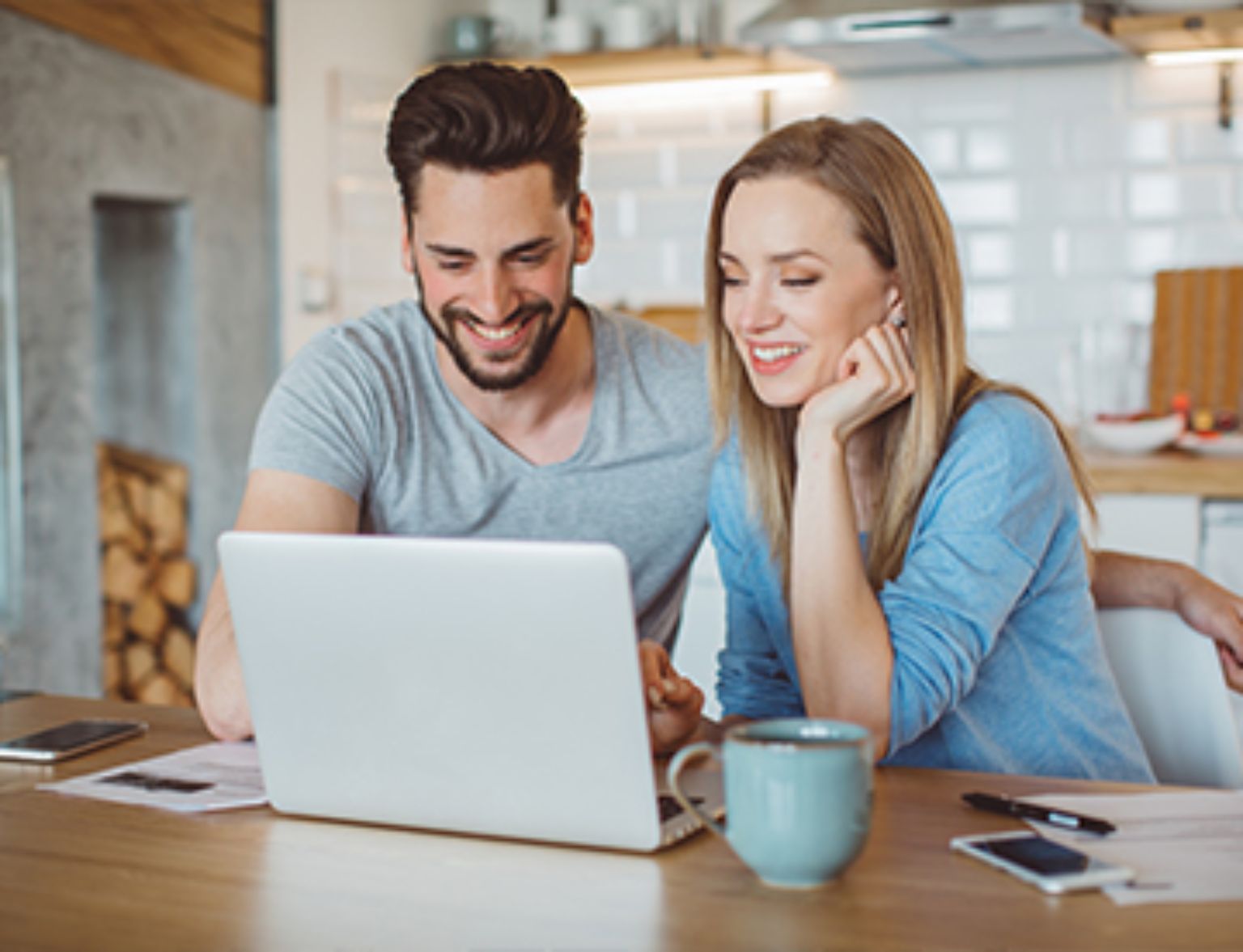 Blog Teaser - Mann und Frau schauen Laptop an