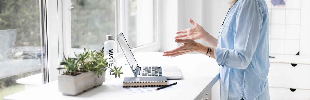 Laptop Frau Buch