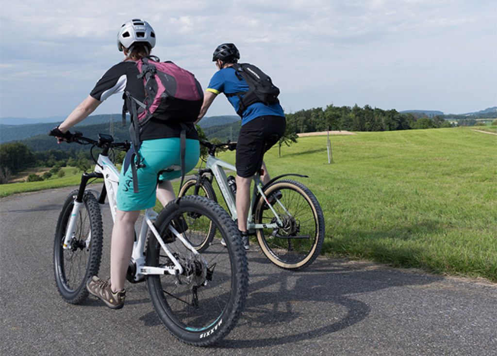 Info Teaser - 2 Personen fahren E-Bikes